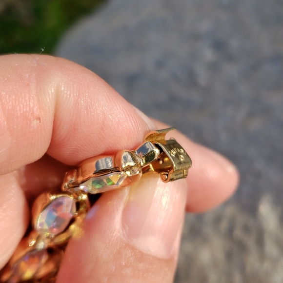 Vintage Crown Trifari Aurora Borealis Faceted Rhinestone Gold Rhodium Bracelet - Picture 3 of 16
